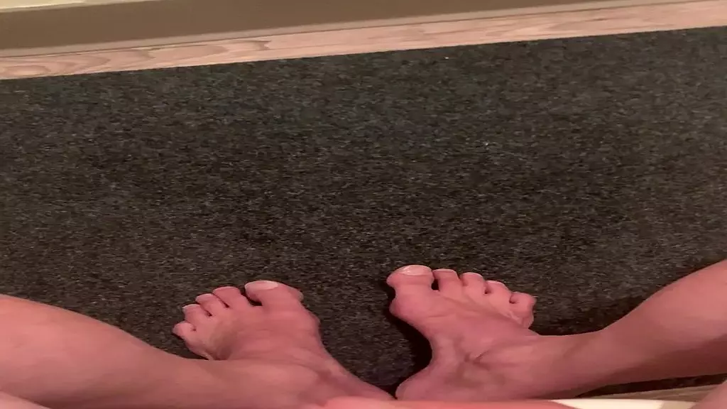 папочка извергает свою порцию спермы, nsfw