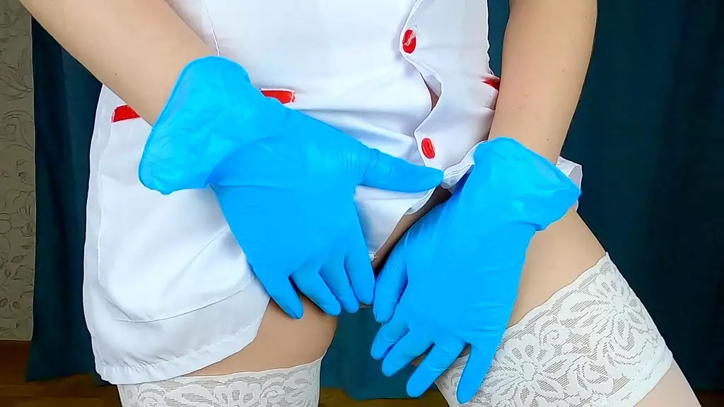 Милфа-медсестра в медицинских перчатках наполняет рот спермой и выплевывает ее в свою ковидную маску - минет от первого лица