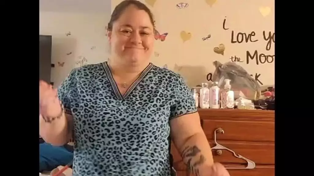 bbw танцует перед татуировкой