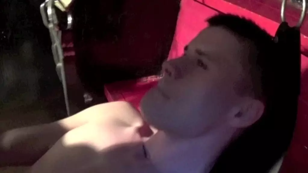 два таких сексуальных сладких твинка трахаются в задней комнате в коже