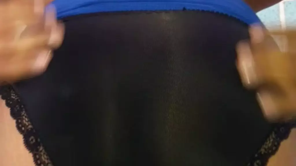 модель мужчины и женские трусики