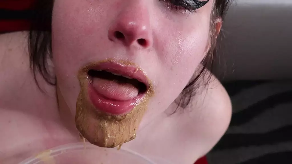 анджелина: милашка с ямочками любит прислуживать