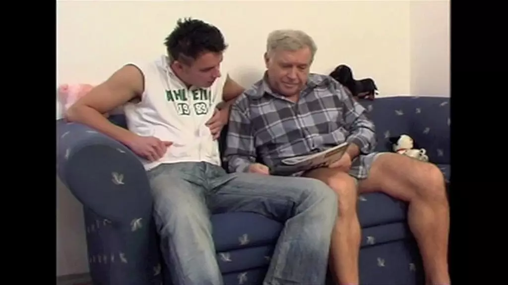 1115 любопытных гетеросексуальных парней из Будапешта трахнули неожиданно для своего друга-гея