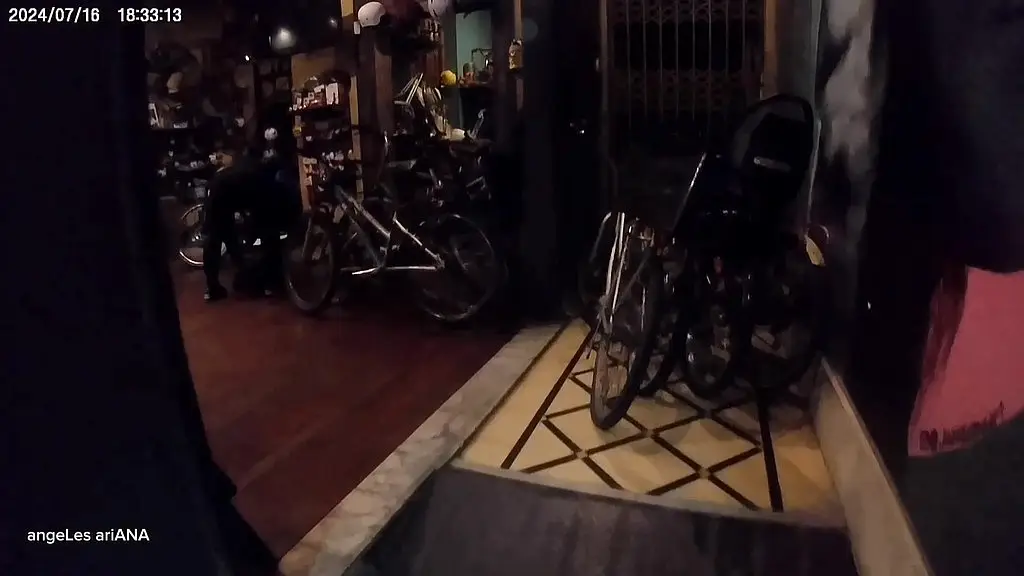 entre a un local de bicicletas y pedi un favor anal.sexo arriesgado.facial.fetiche