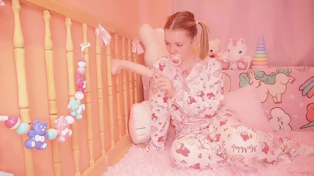 отчим засунул свой член в кроватку падчерицы