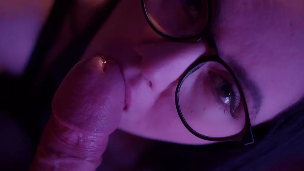 похотливый самец трахает в задницу свою даму