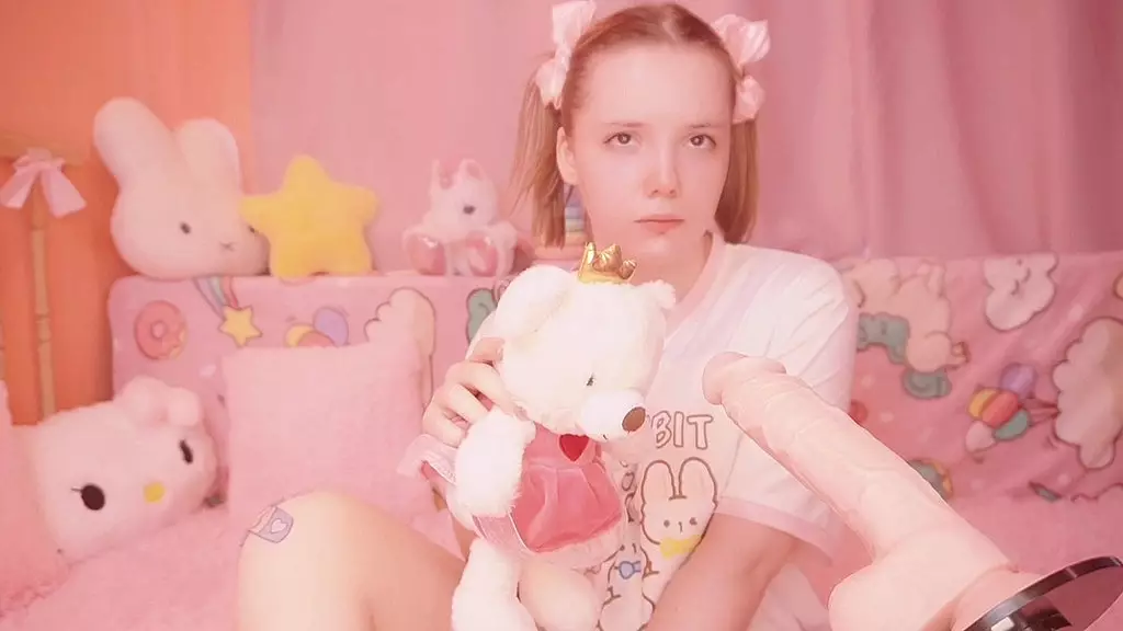 падчерица шантажирует отчима за то, что тот шпионил за ней в душе