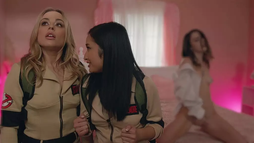 распутные охотники за привидениями Шанель Кэмрин, Анна Клэр Клаудс и Эйвери черные пальцы трахают друг друга - порно-косплей-пародия на охотников за привидениями