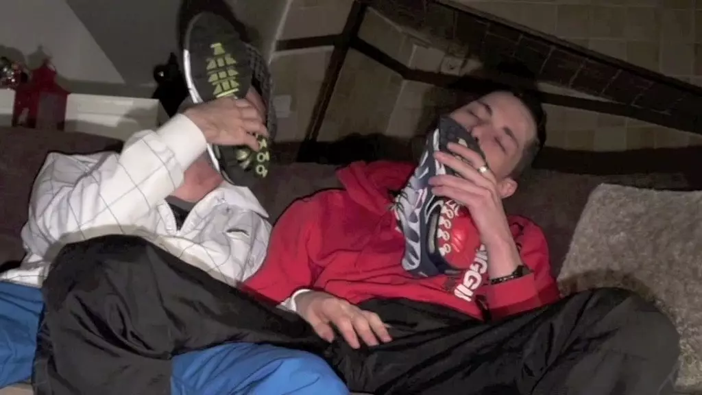 Унижение кроссовок для двух бэдсбоев на диване во время пробежки