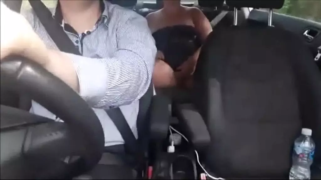 masturbando dentro do uber tesao com cara gostoso