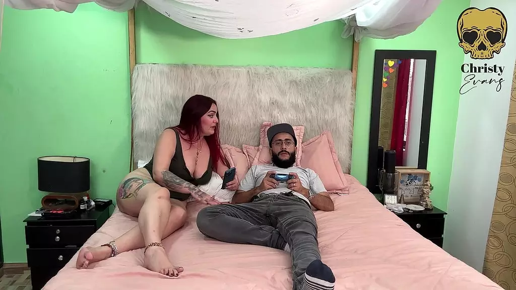 я нанимаю шлюху, чтобы она трахнула ее вместе с моим мужем