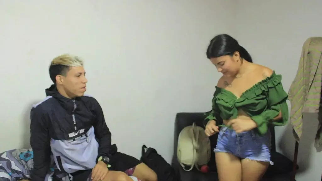 мой сводный кузен учит меня танцевать, и в итоге мы трахаемся, он кончает мне в рот. большая татуированная задница