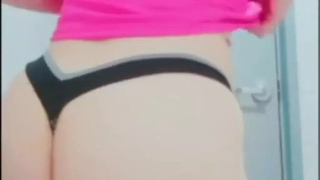 молодая мамочка мексиканка с большой задницей и большой задницей выкидывает всю ее одежду в баню ее офиса, и все ее задницы выкидывают ее одежду