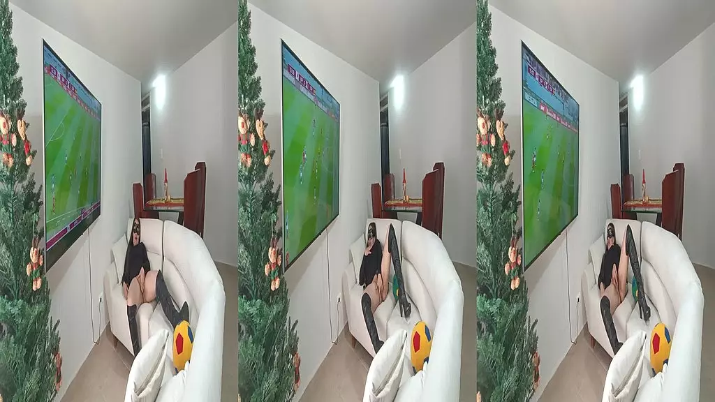 mi hermanastra se Calienta Viendo el Partido de Espana vs japon le encanta tocarse la concha y el culo 2