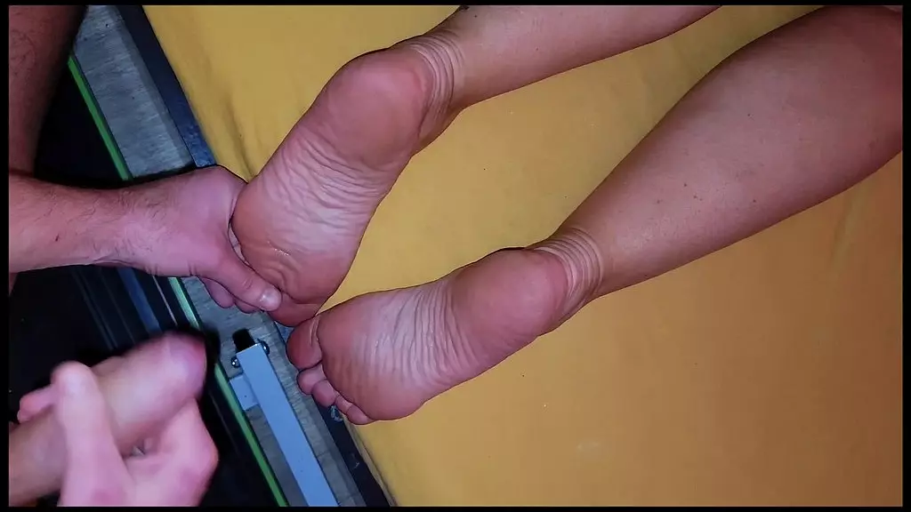 я играю и лижу ноги мачехе