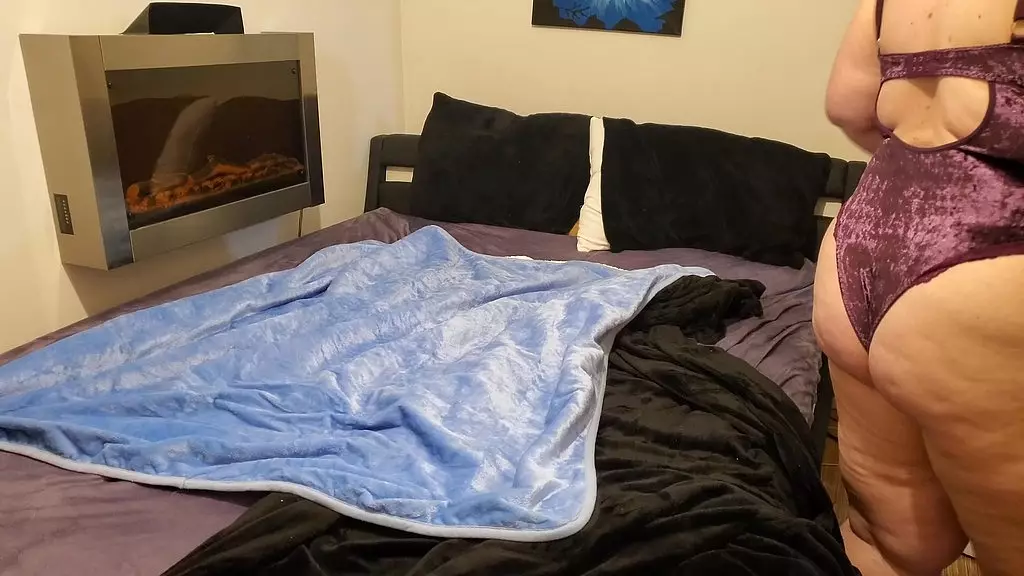 большая красивая покорная шлюха принимает большой член хозяина