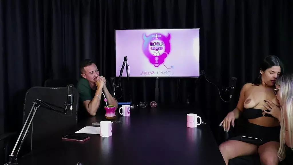 morena gostosa Mostra os peitos ea buceta, recebe chupadas depois de falar da sua vida sexy, se excita com preliminares - val mineirinha (прозрачный/красный)