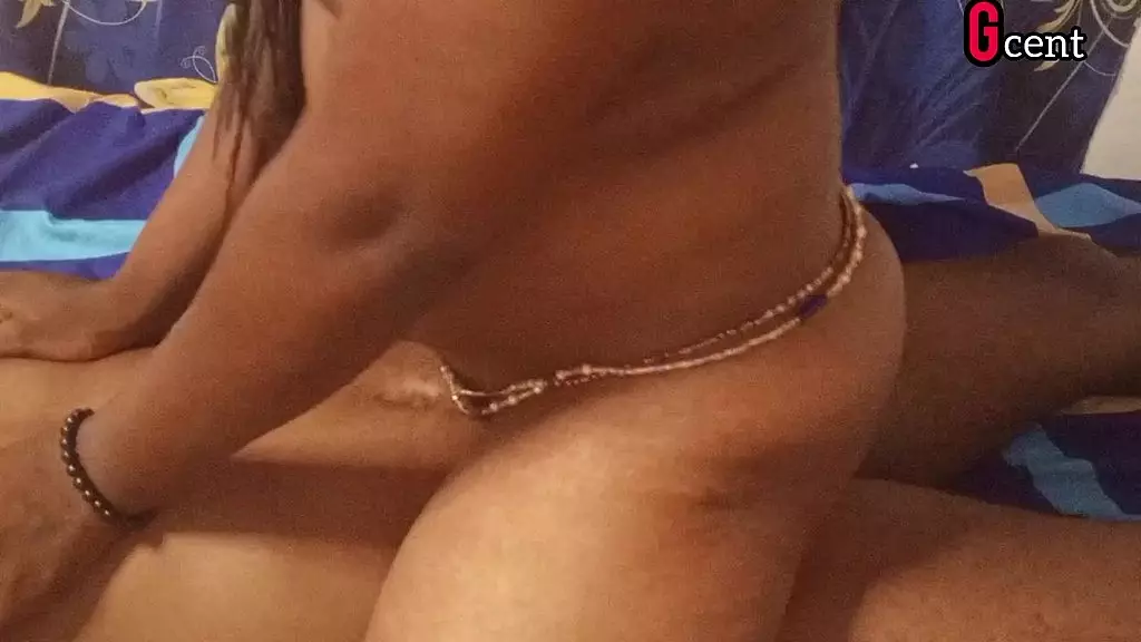 горячая малышка страстно скачет на своем мужчине - домашнее