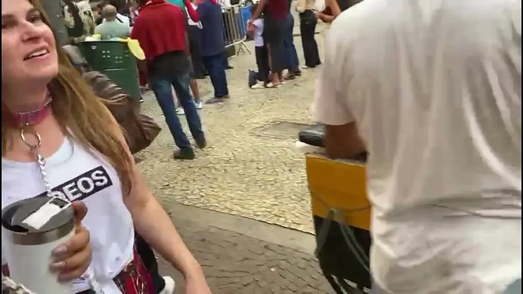 passeando com garotas com coleiras no centro de sao paulo / mulheres na coleira em exibicionismo na rua / gostosas de coleira na rua