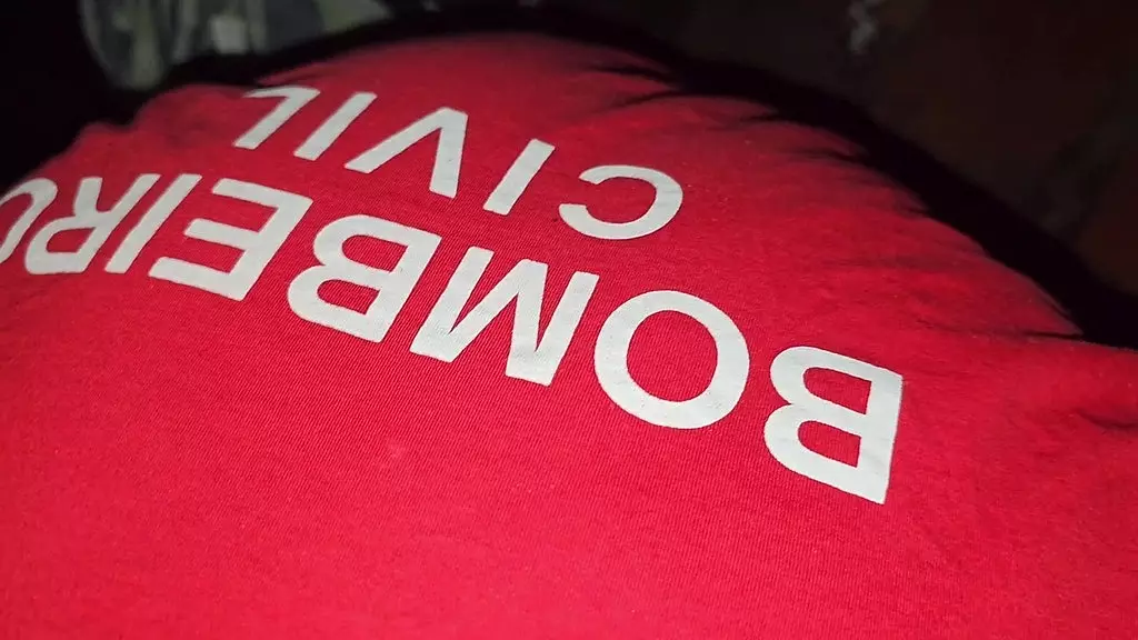 juntar esses machos em um quarto escuro semper acaba em sexo, бомбейрос em chamas