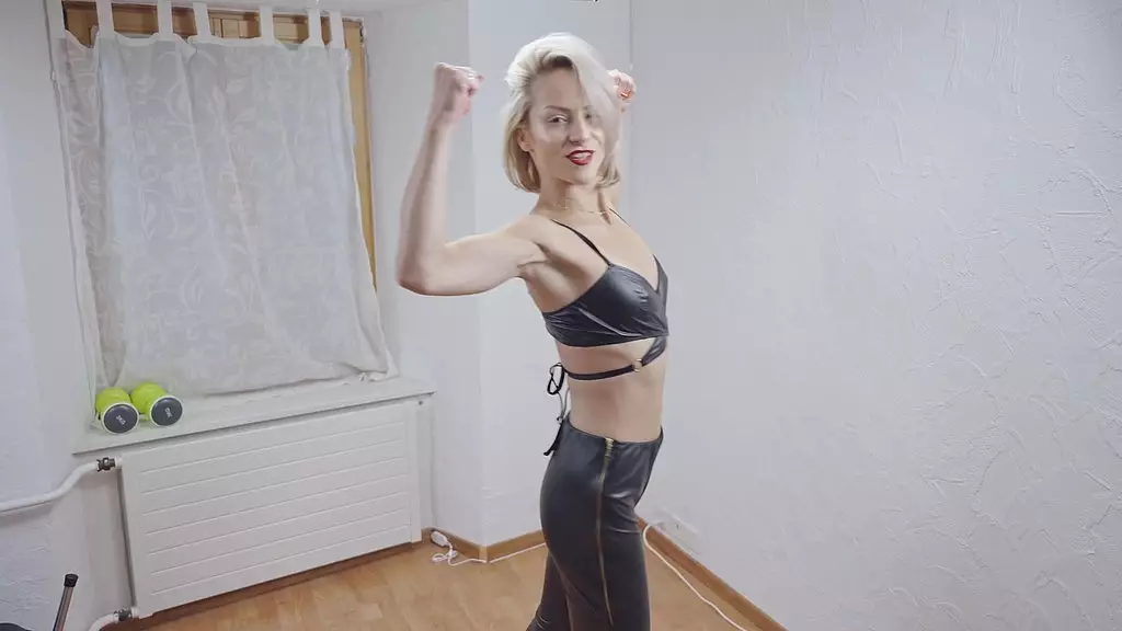 балет и сила бицепса в латексе