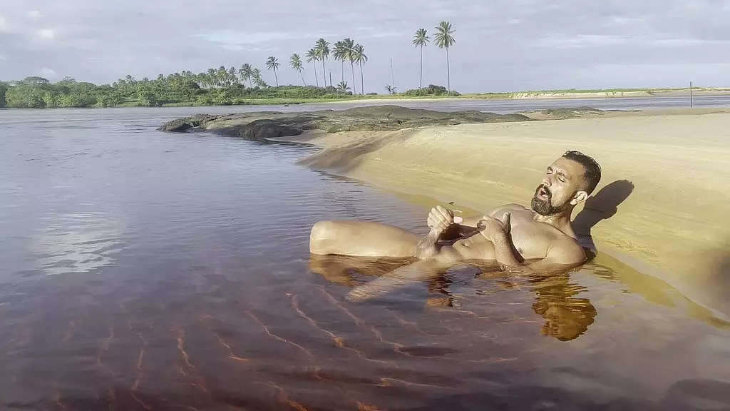 голая и дрочит в лагуне