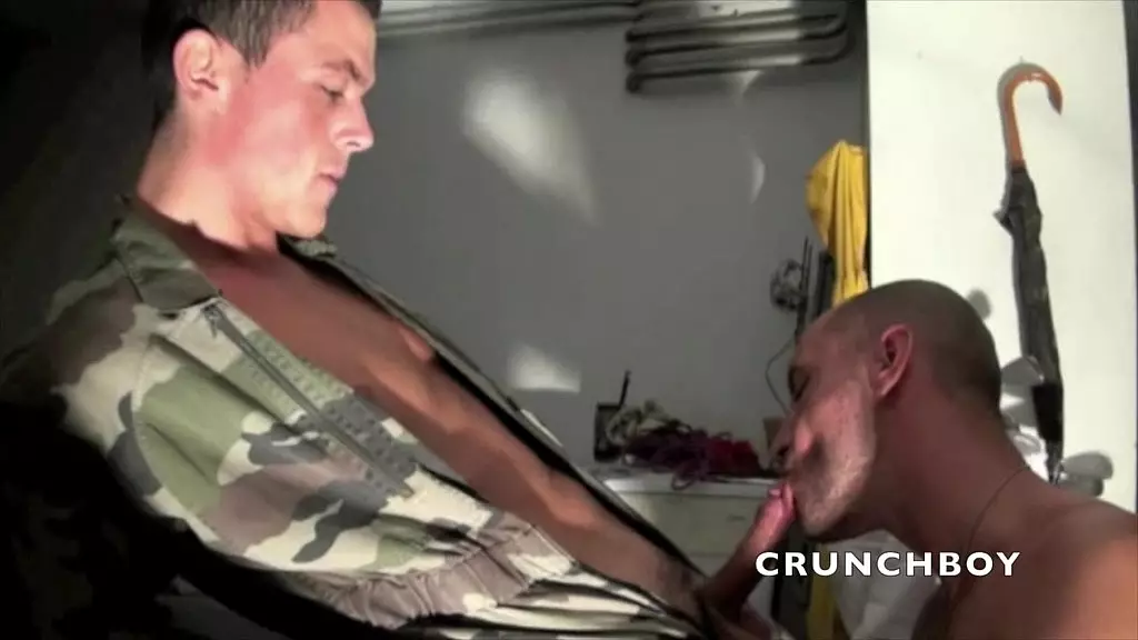 шлюха трахается в бандаже с военным в форме