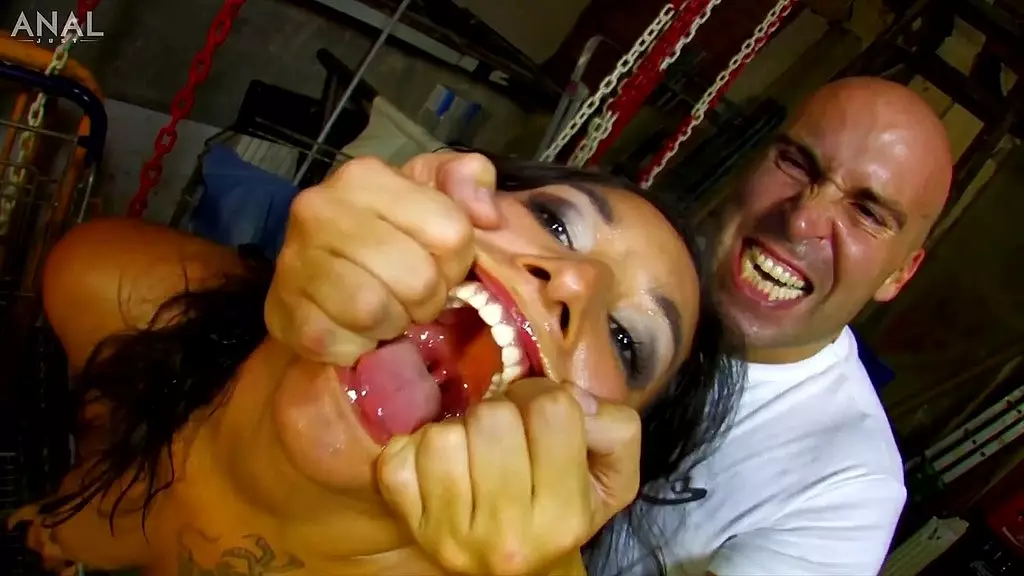 сладкую электру трахнули в задницу на складе (1080p)