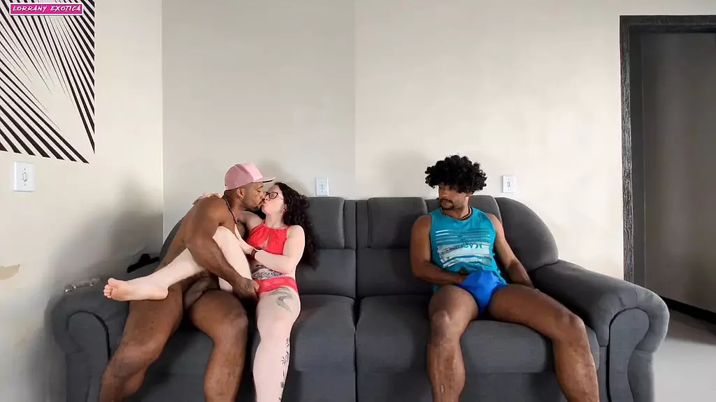 У меня нет волос, которые я бы засунул в свою киску, а она вся в сперме, но с розовым отливом