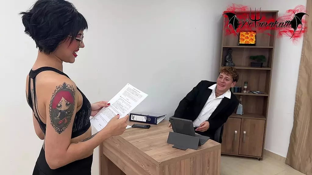 мечтает о своей сексуальной секретарше