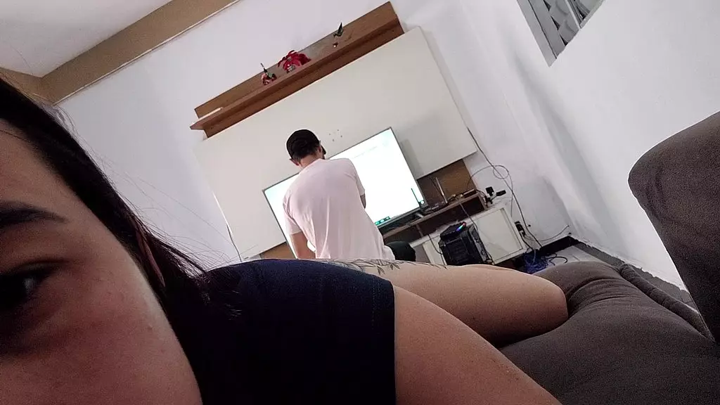 quero sexo com este tecnico, estou Mostrando minha Bunda Pra ele, tomara que de certo!