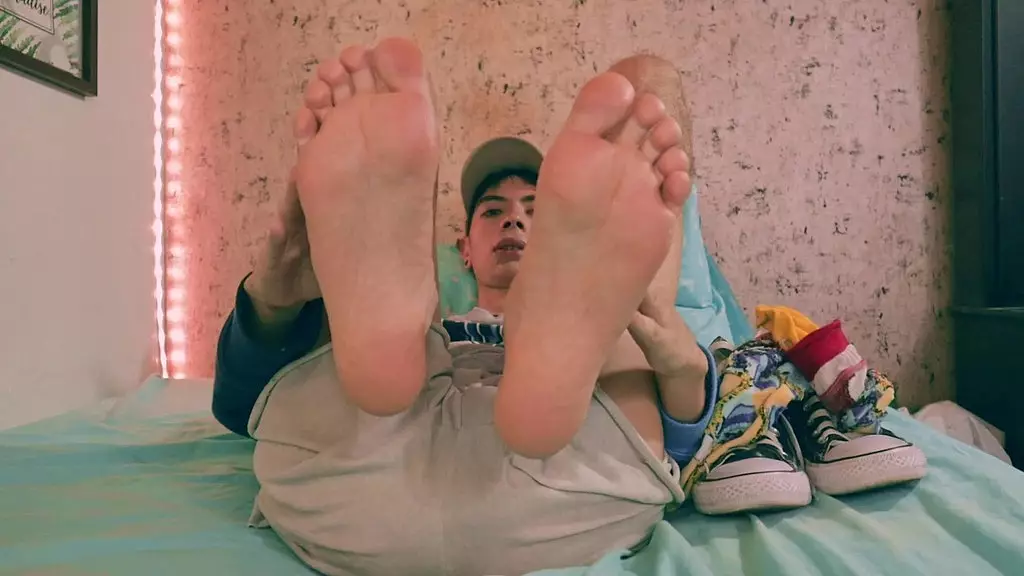 тебе нравятся мои ступни? мне выложить здесь больше контента о ступнях?