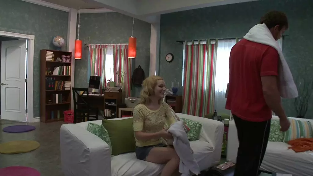 блондинка элли энн скачет на сибиане, а затем на члене в жесткой сцене