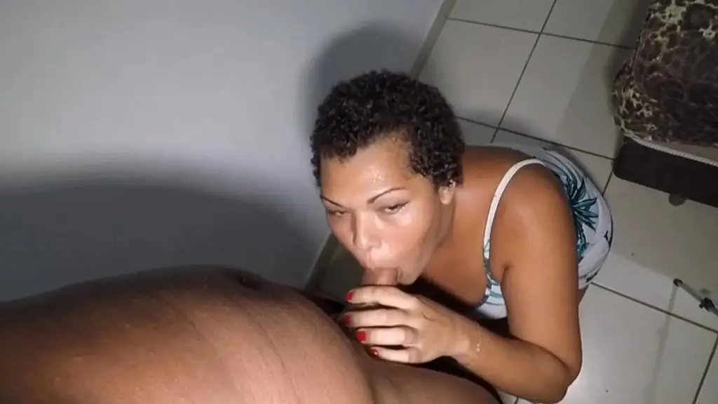 vi o moreno gostoso passando na rua, o convidei para subir ao meu apartamento pra uma aventura rapidinha e sexo sem compromisso com uma estranha e ele aceitou