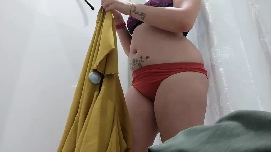 грязное и изношенное нижнее белье николетты в магазине одежды