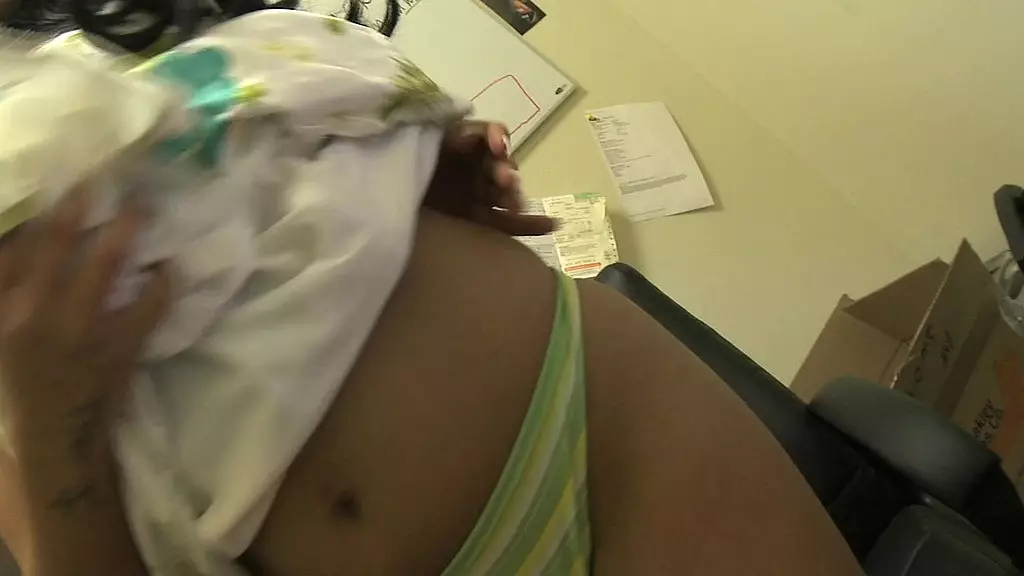 хлоя конрад и пейдж эшли трахаются в сетчатых чулках во время этого горячего секса втроем