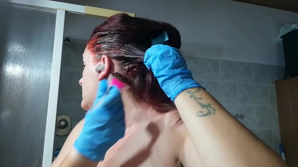 красная краска для волос, суперфетишные латексные перчатки