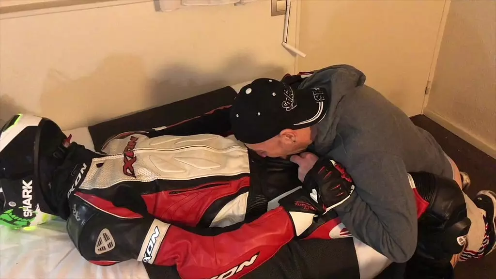 Джесс Ройан трахнул в отеле натурал-мотобайкер с кожаным доминированием, фетиш