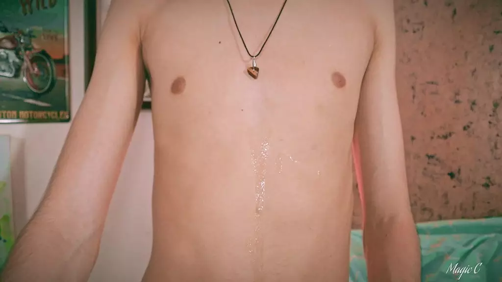 тебе нравится пускать слюни? смотри, как я позволяю своей слюне капать изо рта на свое тело и член