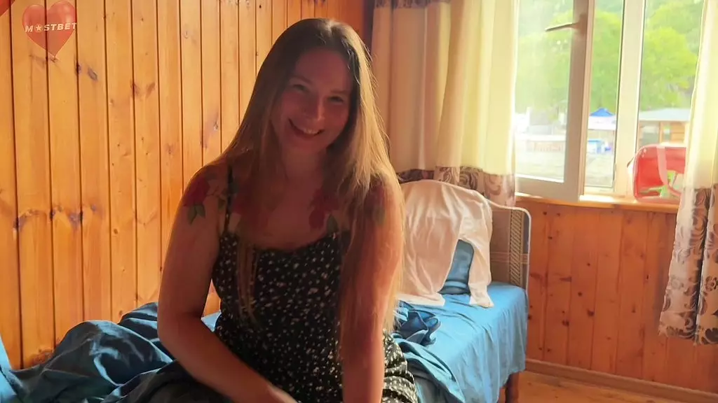 жестко трахнул странную соседку и кончил ей на задницу