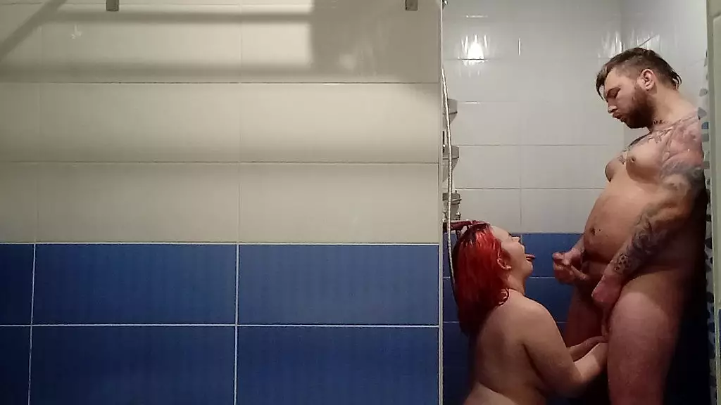 у чувака огромный спермовый выстрел, когда его партнерша трахает его задницу пальцами