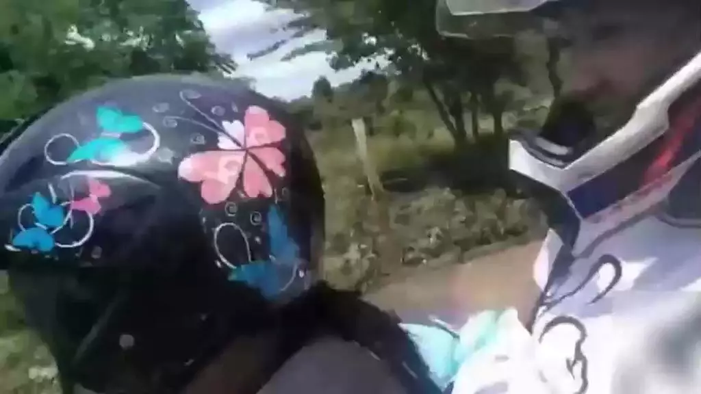 paseo en moto con mi amiga termina con chupada de cono al aire libre