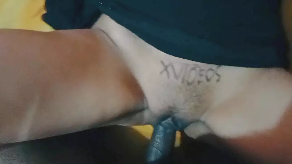 молодая девушка трахает своего парня