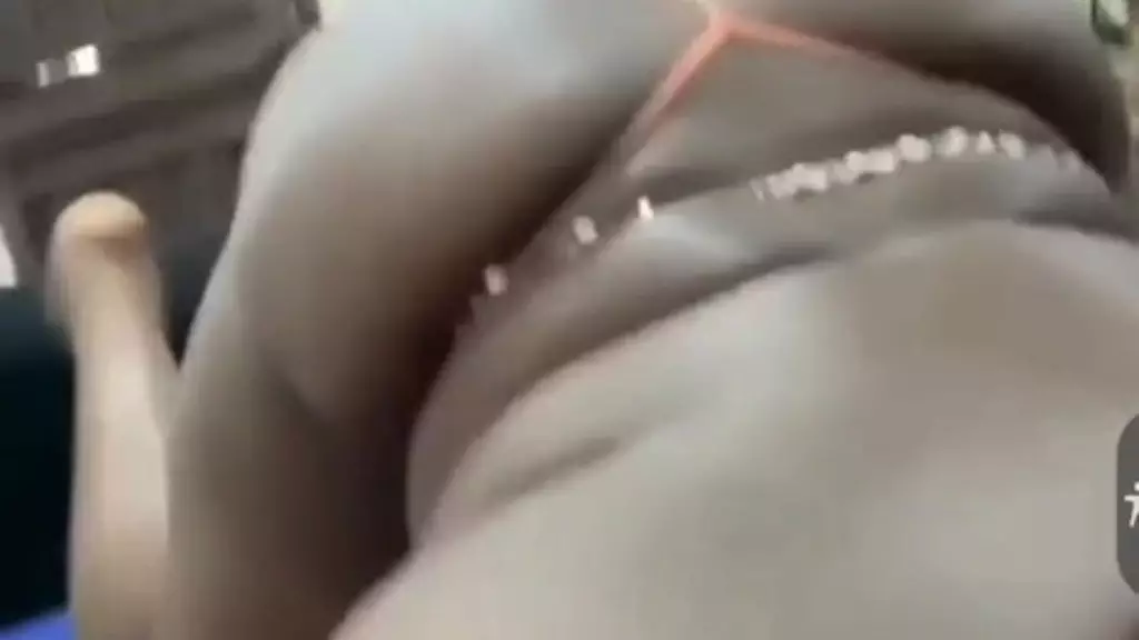 шевелить своими большими ботинками