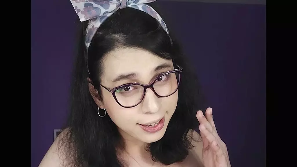 Ты позволяешь своей надоедливой сводной сестре кататься на твоем члене (полный фильм)