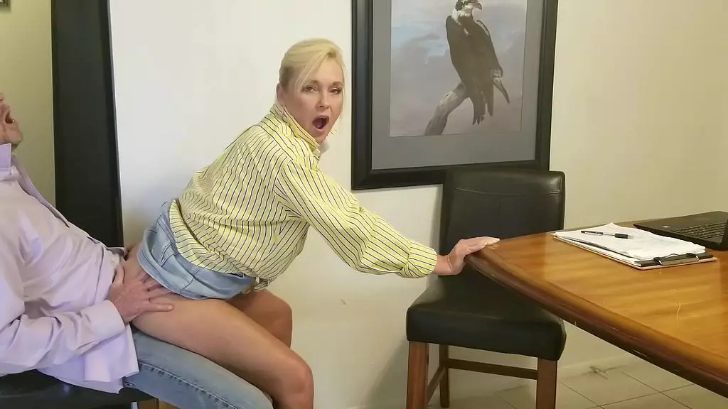 мс Пэрис награждает своего лучшего продавца