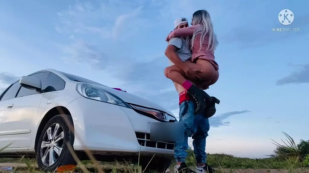 Putaria na beira da estrada casal de namorados fudendo em cima do carro