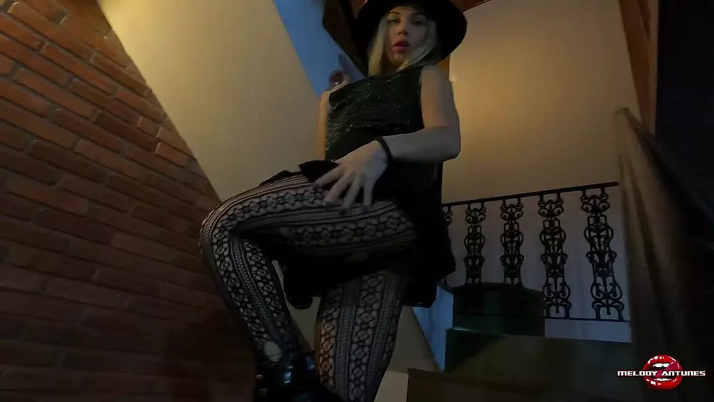 немного хексен мелодия, которая идет на хэллоуин с эдди из iron maiden и хаде с seg triks и godbiter, рад хэллоуину!