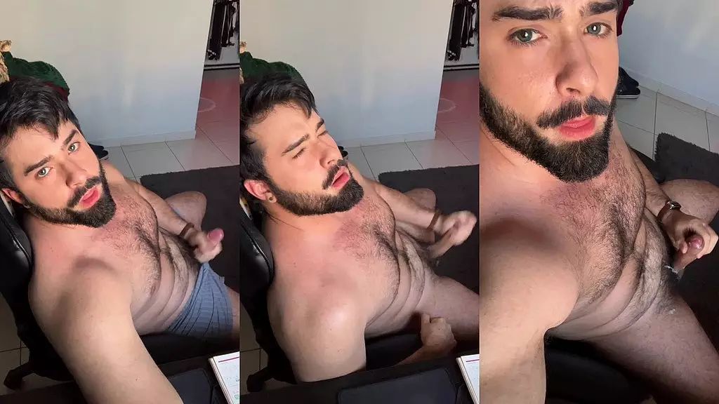 Винсент поглаживает свой большой член, пока горячая толстая порция не взорвется