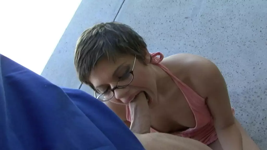 хейли джеймс — брюнетка с короткими волосами в очках, которая любит члены